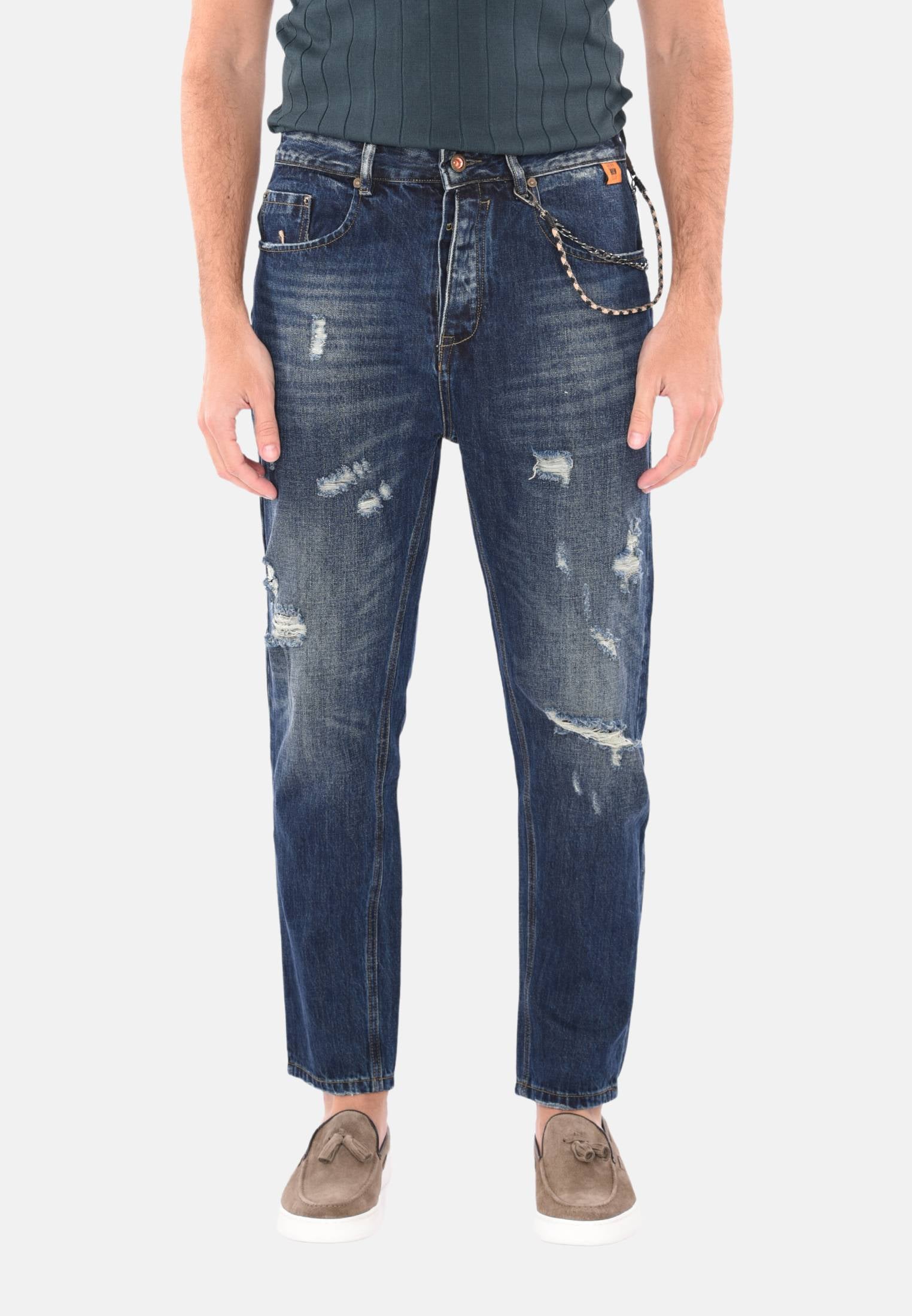 Jeans strappato con catena