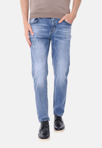 Jeans sfumato con strappi