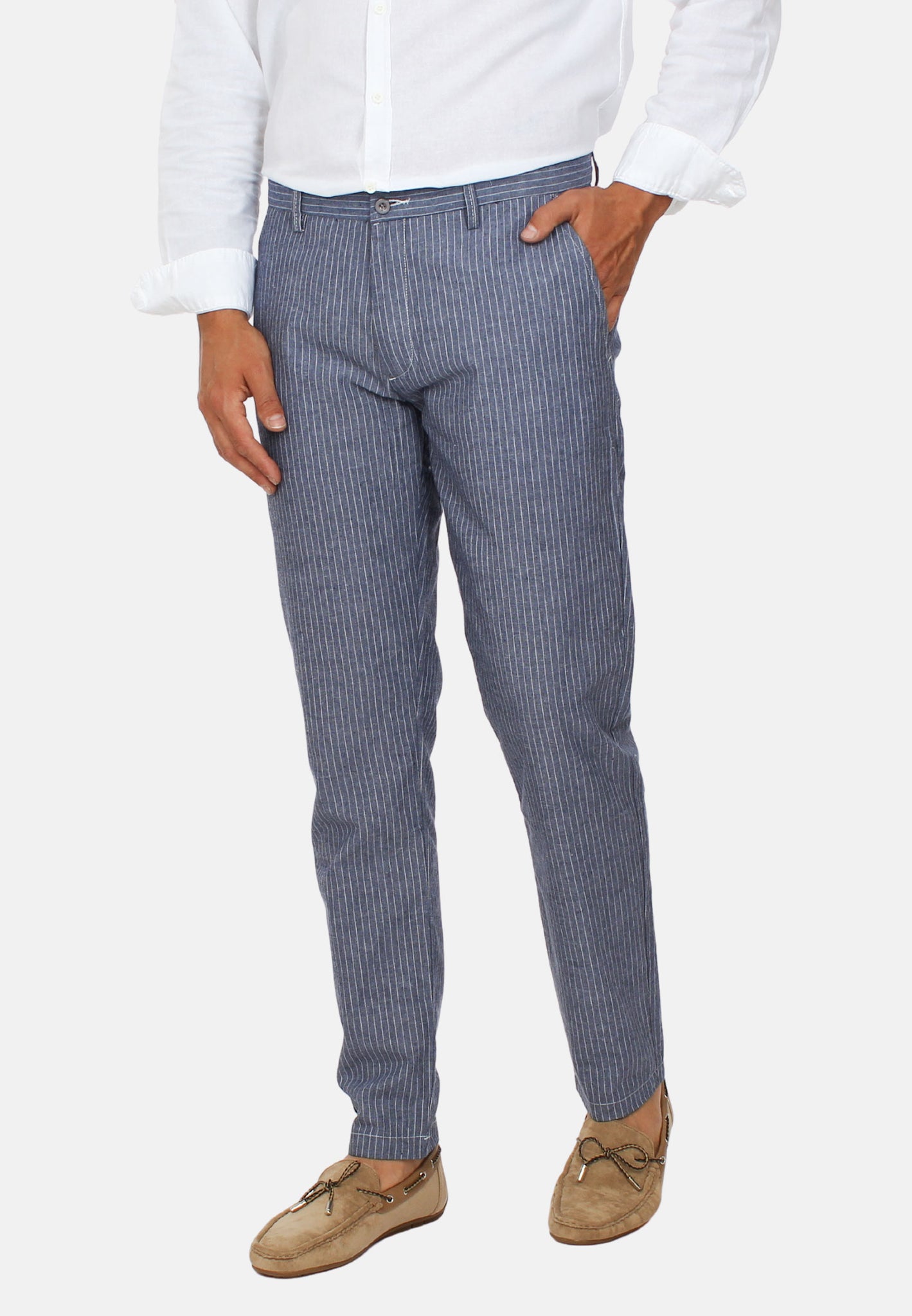 Pantalon en lin bleu ciel à rayures blanches