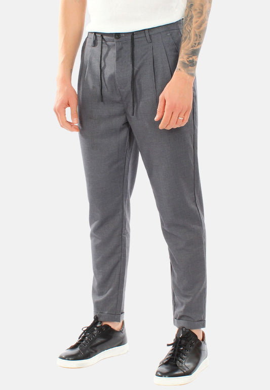 Pants with pleats and drawstring