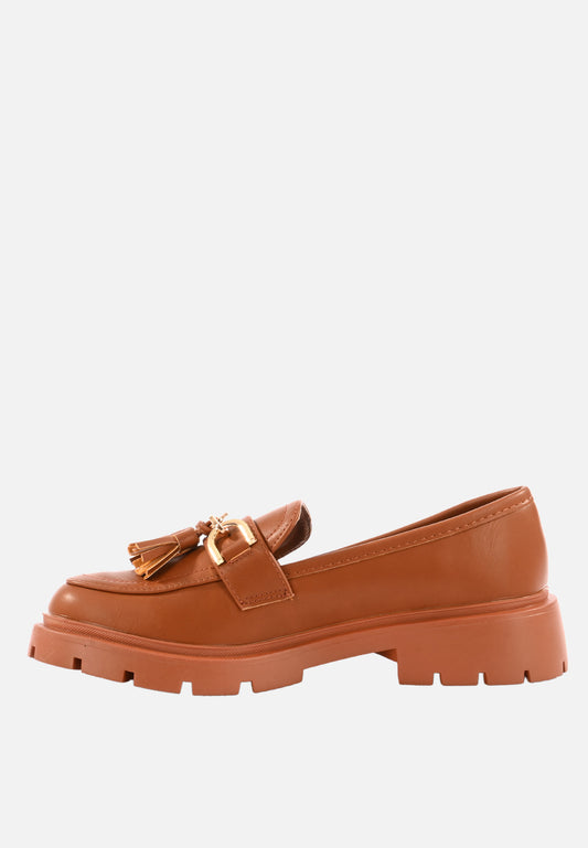 Loafers with chain and tassels