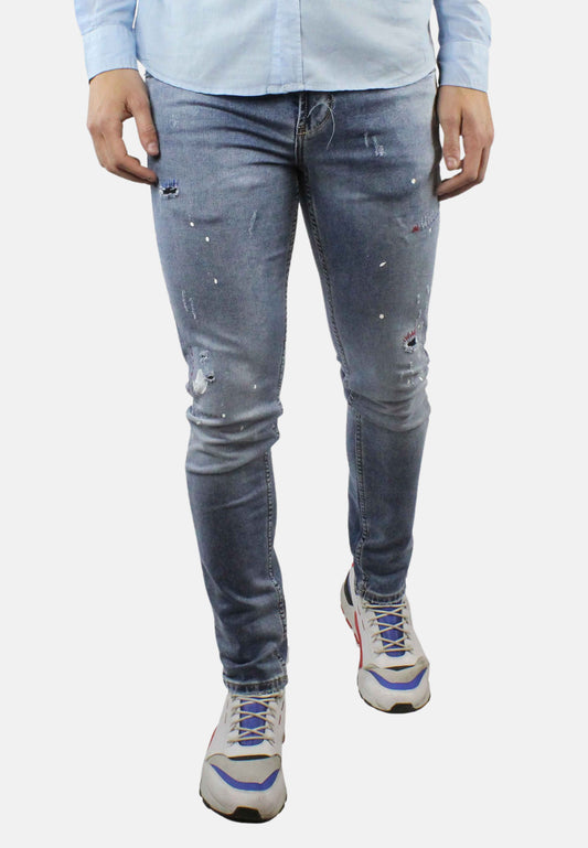 Jeans chiaro con strappi e schizzi leggero