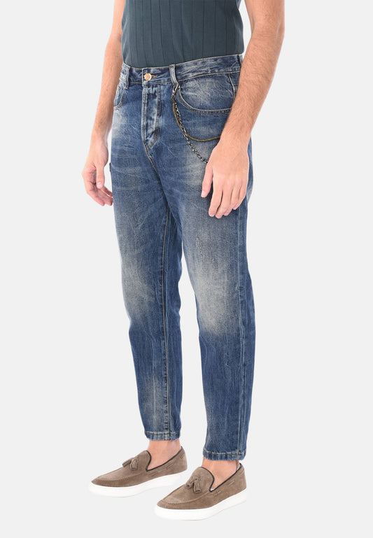 Jeans con strappi e catena