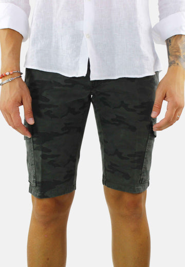 Bermuda shorts with camouflage side pockets