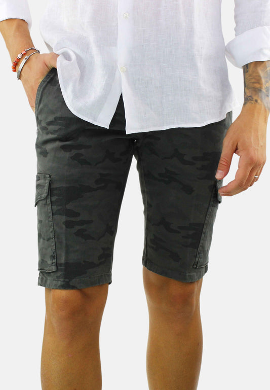 Bermuda shorts with camouflage side pockets