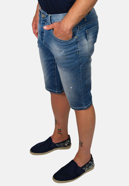 Short en jean avec éclaboussures de peinture